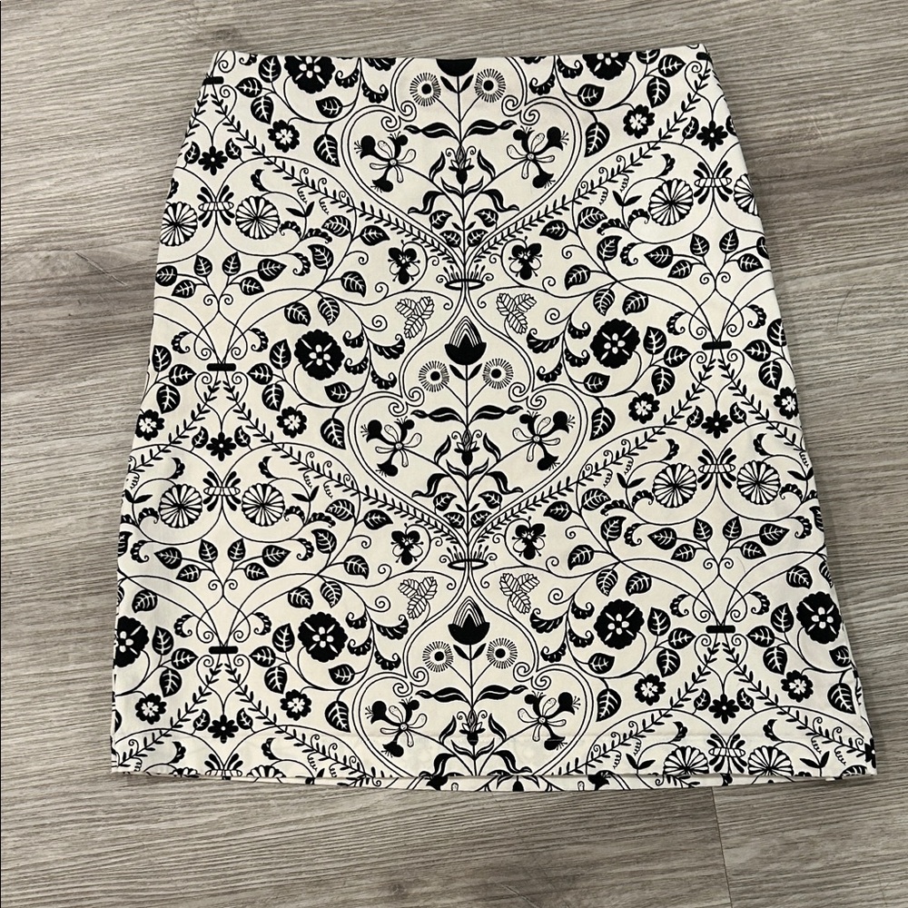 Ann Taylor Black and Cream Uniquely Printed Skirt